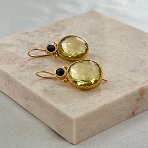 Daya – Doppel-Edelstein-Ohrringe Gold Iolith und Zitronenquarz