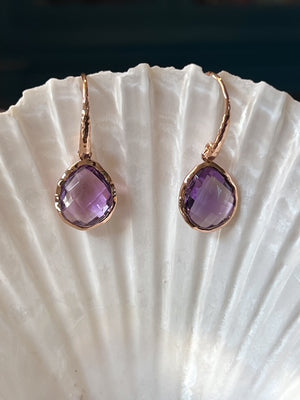 Riva - Ohrringe mit Wellenrand Gold heller Amethyst