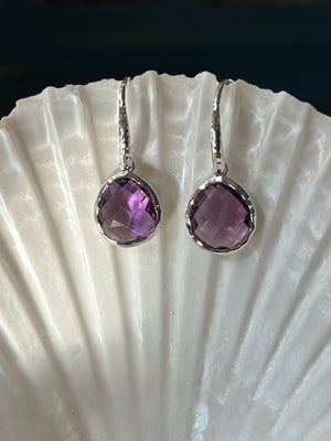 Riva - Ohrringe mit Wellenrand in Silber mit hellem Amethyst