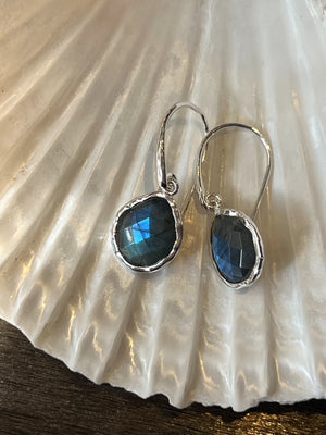 Riva - Ohrringe mit gewelltem Rand in Silber mit Labradorit