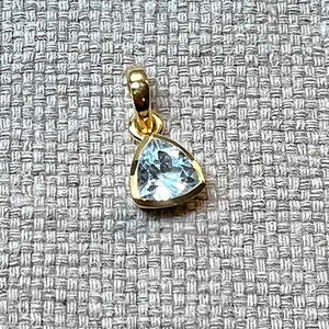 Kettenanhänger mit dreieckigem blauen Topas-Edelstein