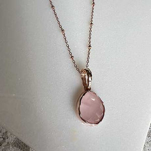 Riva - Anhänger mit gewelltem Rand in Roségold mit Rosenquarz-Edelstein
