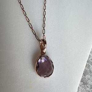 Riva - Kettenanhänger mit gewelltem Rand in Roségold mit hellamethystfarbenem Edelstein