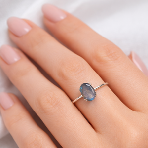 Nila - silver ring with oval labradorite gemstone