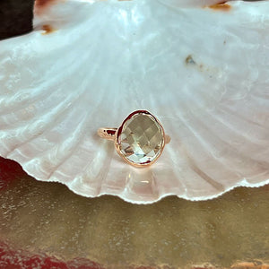 Riva - wavy edge ring gold green amethyst