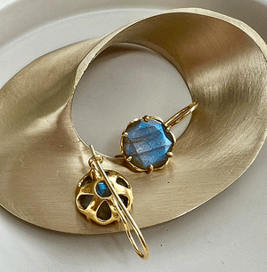 Flore - flowercup earrings with gemstone gold labradorite