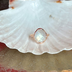 Riva - wavy edge ring gold moonstone