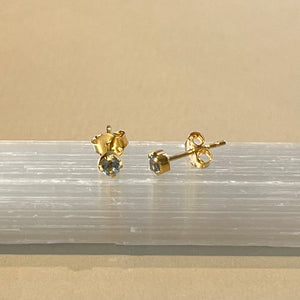 Sumi - stud earrings gold blue topaz November