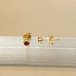 Sumi - stud earrings gold garnet January