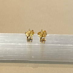 Sumi - stud earrings gold white topaz April