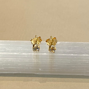 Sumi - stud earrings gold white topaz April