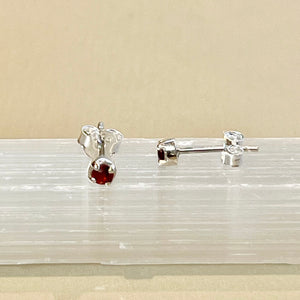 Sumi - Stud earrings silver garnet January