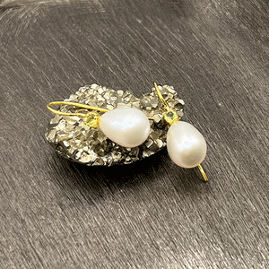 Uma -Perltropfen mit Peridot-Edelstein Gold