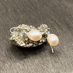 Uma - Perlentropfen mit kleinen blauen Topas-Edelsteinen Silber