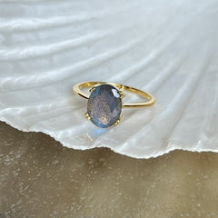 Nila - Goldring mit ovalem Labradorit-Edelstein