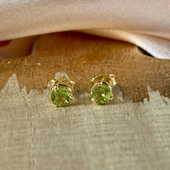 Yaya - gold peridot stud earrings August
