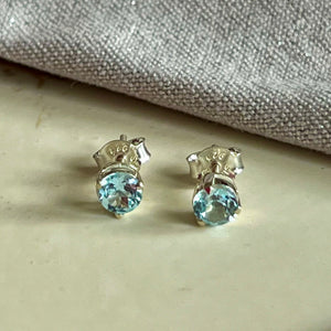 Yaya - Ohrstecker Silber blauer Topas November