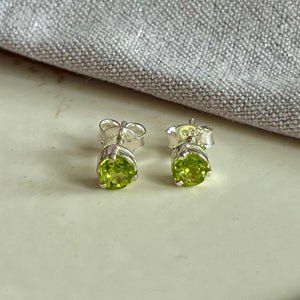 Yaya - Stud Earrings Silver Peridot August