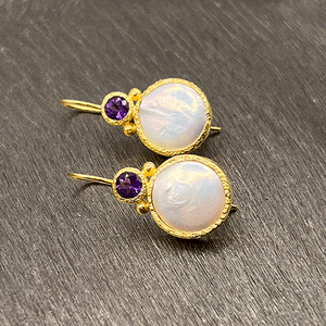 Devi – Perlenohrringe Gold mit Amethyst-Edelstein