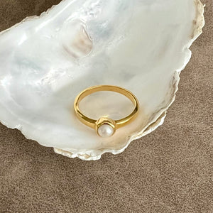 Ava - round pearl ring gold