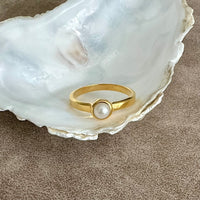Ava - round pearl ring gold