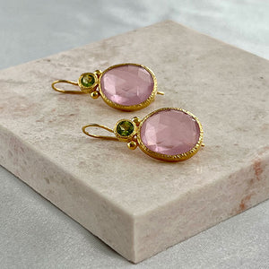 Daya - Double Gem Ohrringe Gold Peridot und rosa Chalcedon