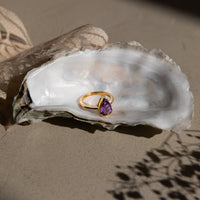 Dide - gold ring with a drop-shaped amethyst gemstone
