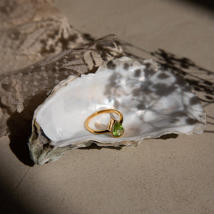 Dide - gold ring with drop-shaped peridot gemstone