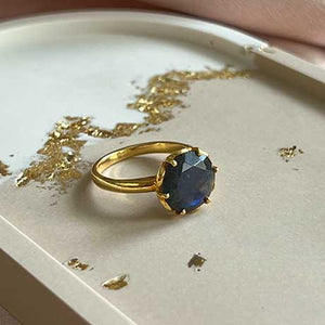 Flore - gold flower cup ring labradorite