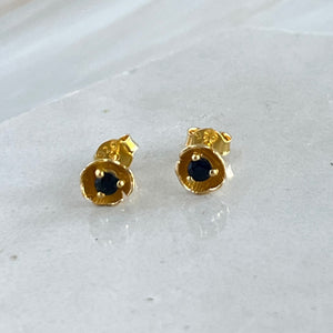 Dahlia - mini flower stud earring gold with sapphire gemstone