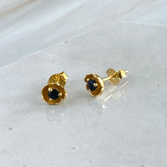Dahlia - mini flower stud earring gold with sapphire gemstone