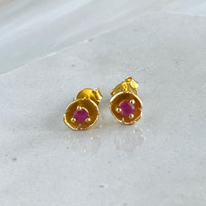 Dahlia - mini flower stud earring gold with ruby gemstone