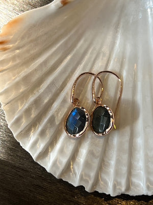 Riva - Ohrringe mit Wellenrand Gold Labradorit