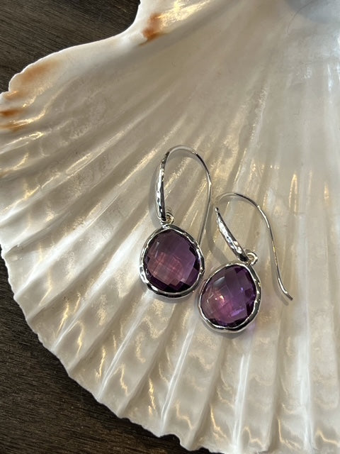 Riva - Ohrringe mit Wellenrand in Silber mit hellem Amethyst