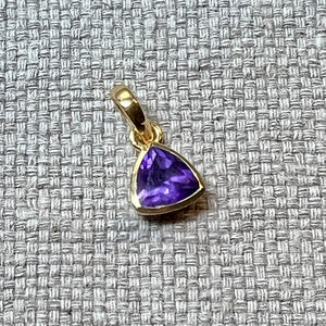 Pendant with triangular amethyst gemstone