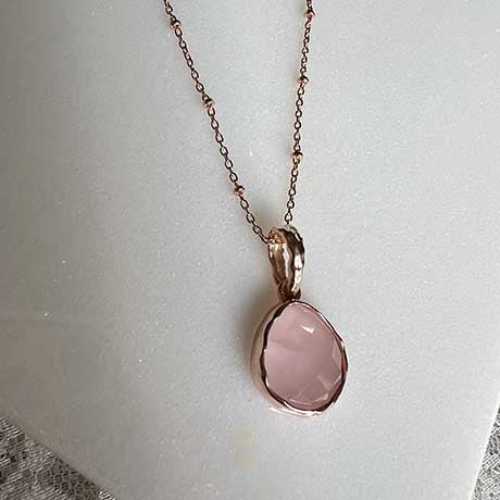 Riva - Anhänger mit gewelltem Rand in Roségold mit Rosenquarz-Edelstein
