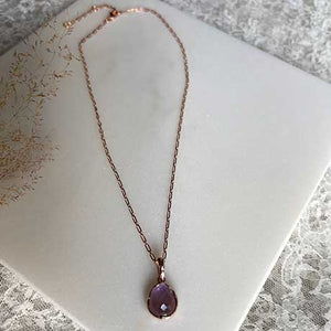 Riva - Kettenanhänger mit gewelltem Rand in Roségold mit hellamethystfarbenem Edelstein