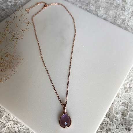 Riva - Kettenanhänger mit gewelltem Rand in Roségold mit hellamethystfarbenem Edelstein