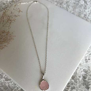 Riva - wavy edge silver chain pendant rose quartz gemstone