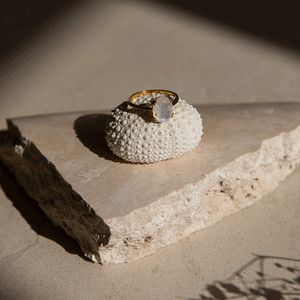 Nila - Goldring mit ovalem Mondstein-Edelstein