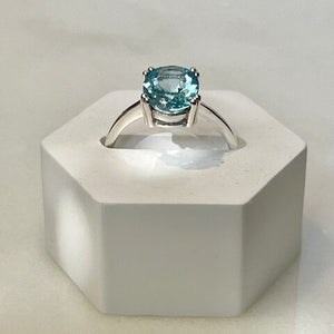 Nila - Silberring mit ovalem Edelstein blauer Topas