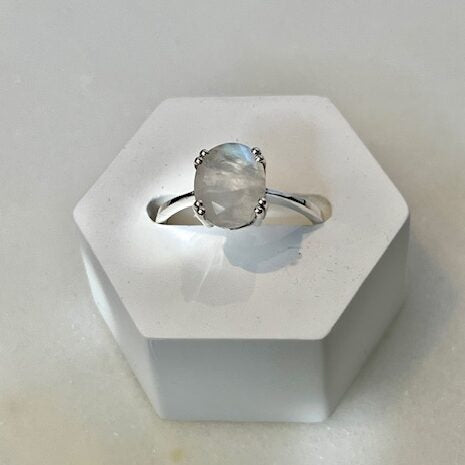 Nila - Silver ring with oval moonstone gemstone
