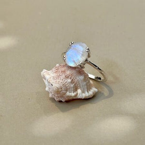 Nila - Silver ring with oval moonstone gemstone