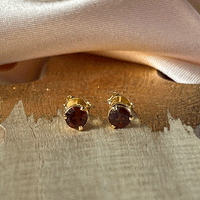 Yaya - Ohrstecker Gold Granat Januar