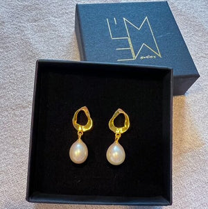Faye - pearl stud earrings wavy gold teardrop