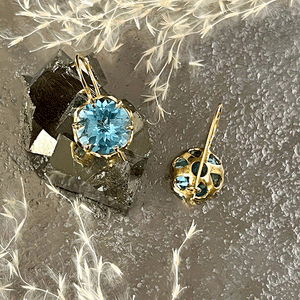 Flore - Flowercup Ohrringe mit Edelstein Gold blauer Topas