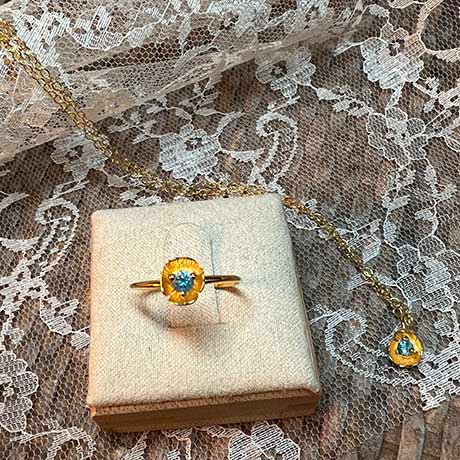 Dahlia – goldener Mini-Blumenring mit blauem Topas