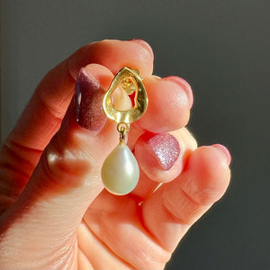 Faye - pearl stud earrings wavy gold teardrop