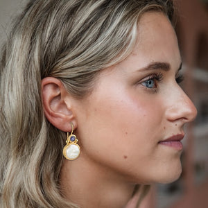 Devi - Perlenohrringe Gold mit Iolith-Edelstein