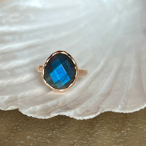 Riva - Ring mit gewelltem Rand Gold Labradorit